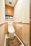 トイレ LIXIL:ベーシアを採用。吊戸棚は、トイレットペーパーの予備やお掃除用具の収納に便利ですね。