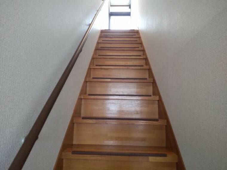 【リフォーム済】階段になります。階段自体は既存の物ですが、手すりとノンスリップを取付しましたので上り下りに苦労することはございません。