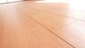 【同仕様写真】使用する床材は永大産業社製。傷に強く、表面の特殊加工により、頑固な汚れも拭取りやすくお掃除楽々。汚れの付着しにくい仕上げでワックスは不要です。