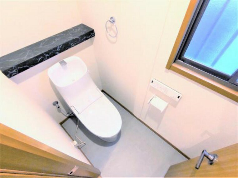 トイレ 【リフォーム後】1階のトイレはLIXIL製の温水洗浄便座トイレに新品交換しました。直接お肌に触れる部分なので、新品だと嬉しいですね。便座は温度調整ができるので、寒い冬場でも安心して利用できます。