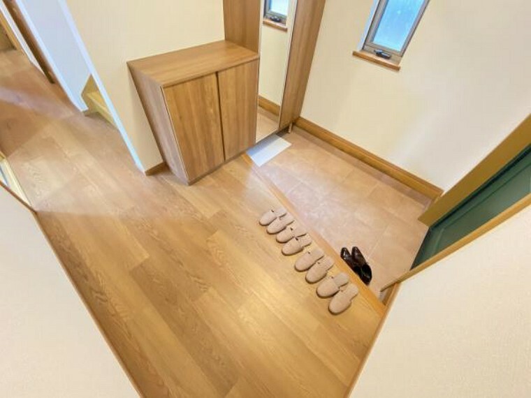 玄関 ゆとりのある玄関ですよ。開放感がありますね。靴を脱ぎ履きするスペースにも便利ですね！