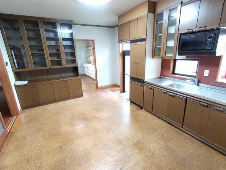 キッチン 【キッチン】キッチンスペースには備え付けの食器棚があります。ゆとりあるスペースがありますので、大きめの家具も難なく設置することが出来ます。