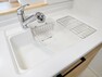 キッチン 【リフォーム済】キッチンのシンクは汚れが付きにくく熱に強い人工大理石製です。天板とシンクの境目に継ぎ目がないのでお掃除ラクラク。キッチンをより清潔に保てます。