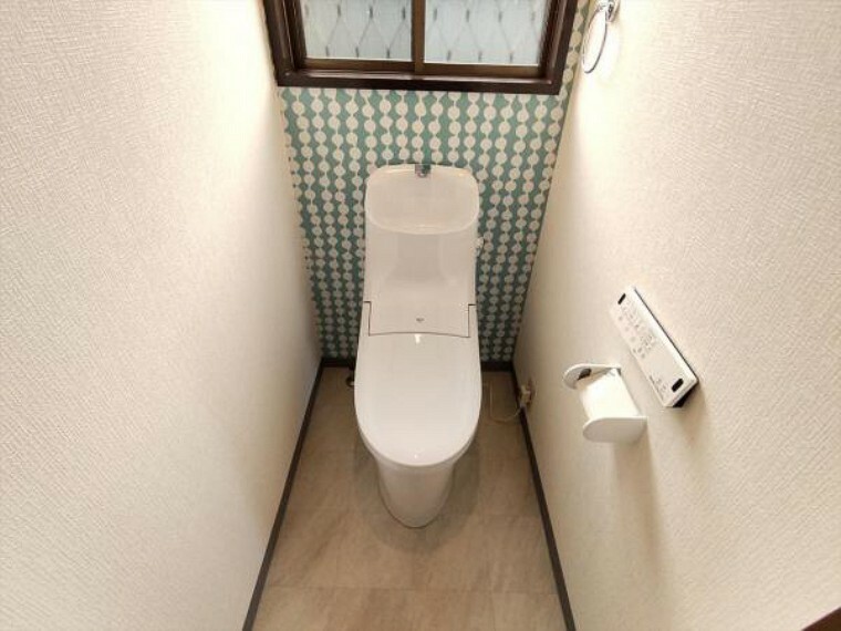 トイレ （リフォーム済）トイレは壁・天井のクロス、床のクッションフロアを張り替えて、清潔感溢れる空間になりました。新品の温水洗浄便座付トイレも設置しましたので、毎日のトイレタイムも爽やかですね。