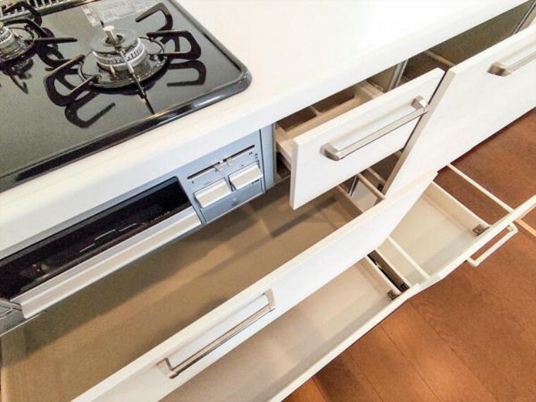 キッチン （リフォーム済）キッチンの収納部は奥の物も見やすく取出しやすいスライド式キャビネットです。レール付で重いお鍋を入れても開け閉めしやすいですよ。コンロ下部は鍋類を置くのにもってこいな深型になっています。