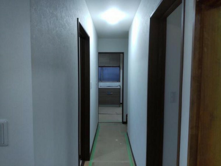 【リフォーム中】玄関からリビングまでの廊下です。クロスを貼りますので、明るいイメージへと変わります。
