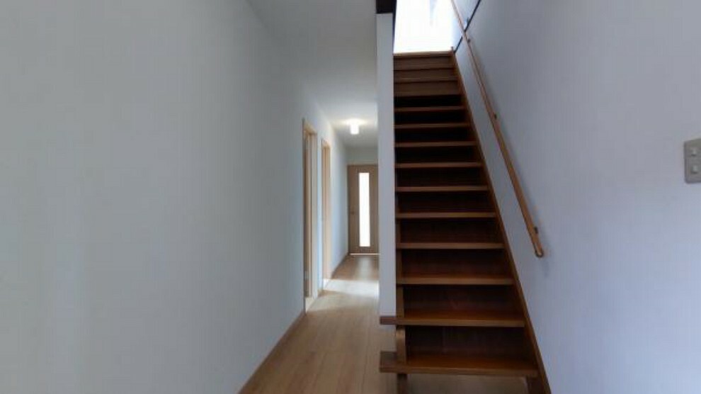 【リフォーム済】廊下と階段を撮影しました。階段には壁と手すりを新設しました。階段の下には小さなスペースがあるので、掃除用具を置いたり、ちょっとした荷物を置くスペースにいかがでしょうか。