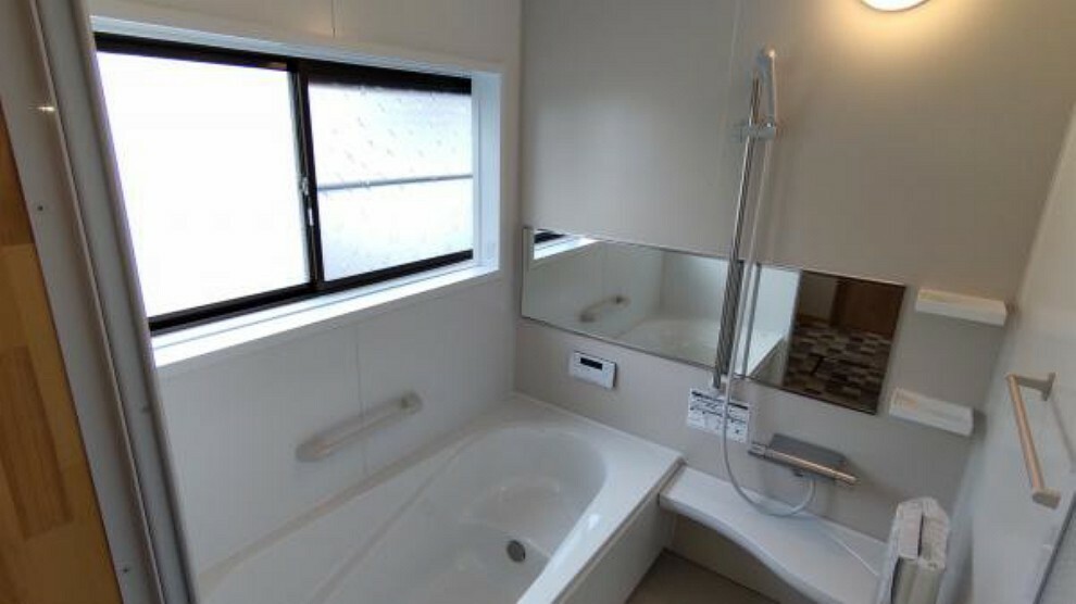 浴室 【リフォーム済】浴室はLIXIL製の新品のユニットバスに交換しました。浴槽には滑り止めの凹凸があり、床は濡れた状態でも滑りにくい加工がされている安心設計です。追い焚き機能付きで快適ですよ。