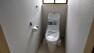 トイレ 【リフォーム済】トイレはLIXIL製の温水洗浄機能付きに新品交換します。表面は凹凸がないため汚れが付きにくく、継ぎ目のない形状でお手入れが簡単です。節水機能付きなのでお財布にも優しいですね。