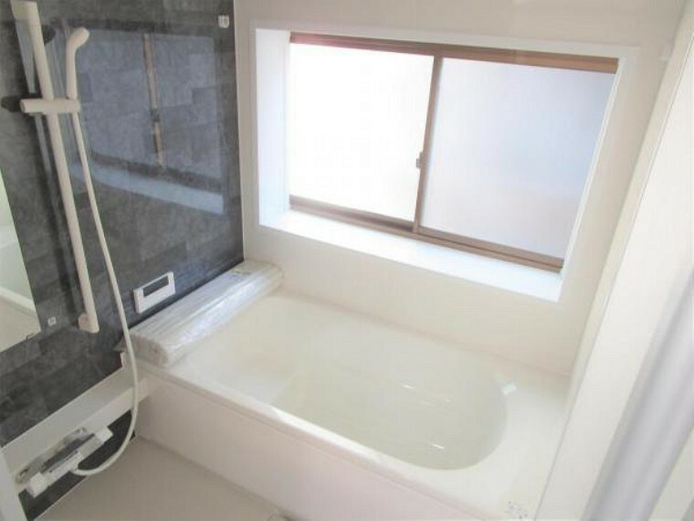 浴室 【リフォーム済】浴室はハウステック製の新品のユニットバスに交換。足を伸ばせる1坪サイズの広々とした浴槽で、1日の疲れをゆっくり癒すことができますよ。