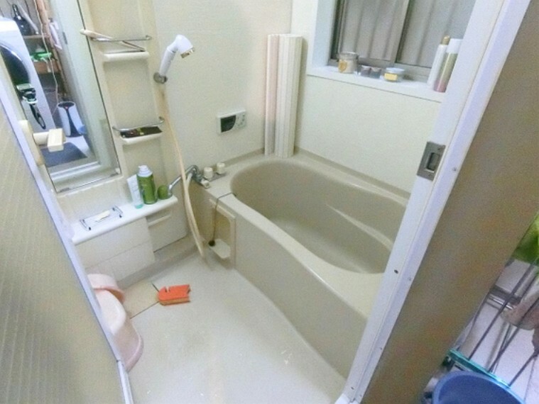 浴室 浴室にはシャンプー置き場などもあり、洗い場スペースを広く使えそうです。