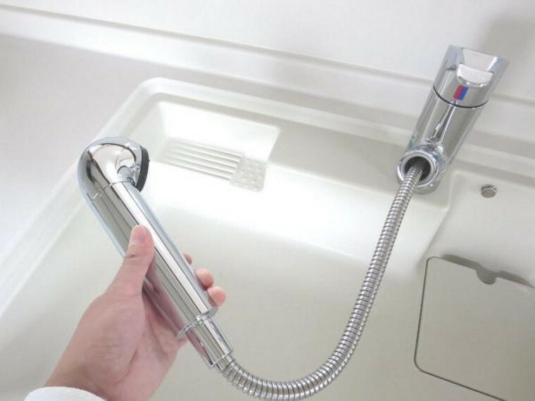 洗面化粧台 【同仕様写真】新設するキッチンの水栓金具はノズルが伸びてシンクのお手入れもラクラクです。水栓本体には浄水機能が内蔵されていて、おいしいお水をつくります。
