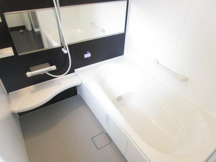 浴室 （リフォーム済）浴室はLIXIL製の新品のユニットバスに交換しました。足を伸ばせる1坪サイズの広々とした浴槽で、1日の疲れをゆっくり癒すことができますよ。