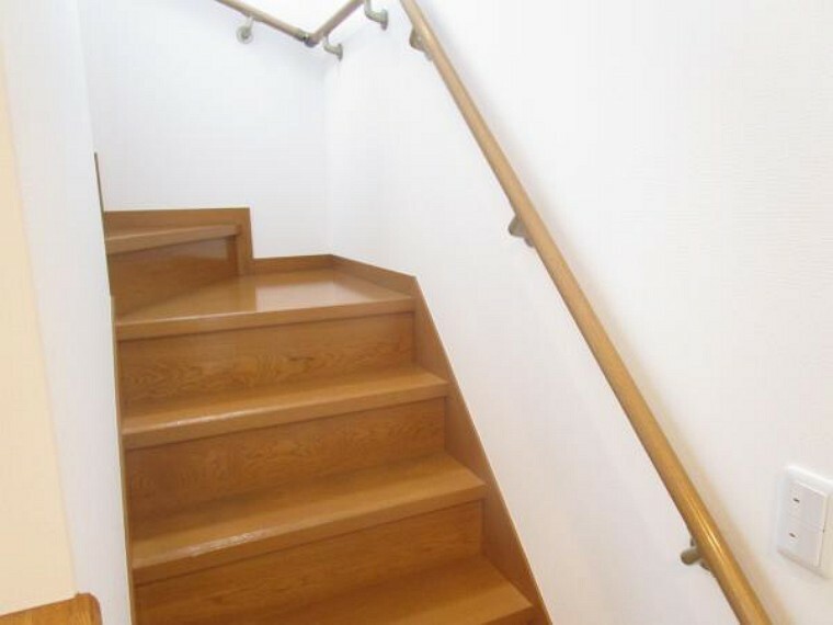 （リフォーム済）階段は床と手すりのクリーニングとクロスの貼替えをしました。手摺が付いているので上り下りも安心ですよ。