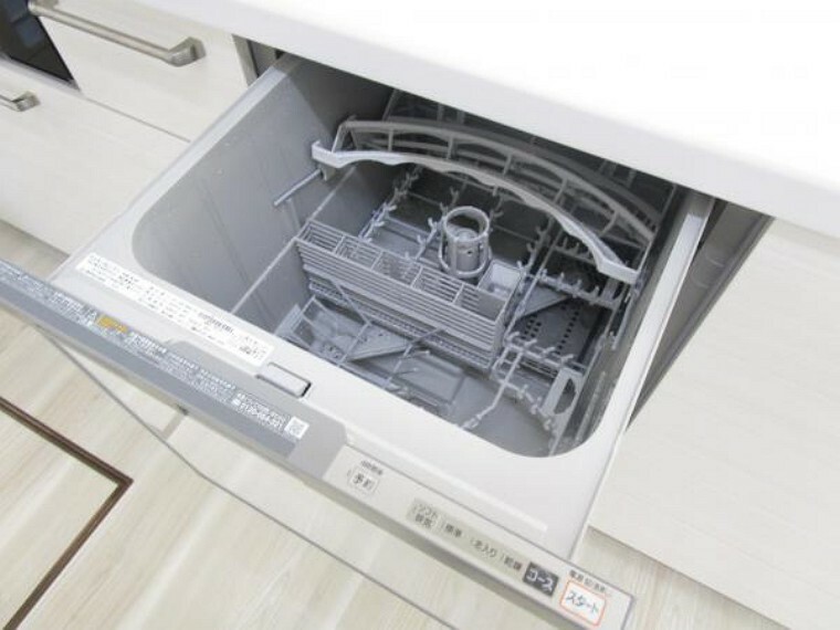 キッチン （リフォーム済）食器洗い乾燥機を設置しました。環境にもママの手にも優しいですよ。億劫な食後の片付けが手軽にできますね。