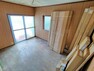居間・リビング 【リフォーム前写真】1階洋室写真。天井・壁のクロスは貼替え、床はフロアタイルで仕上げます。