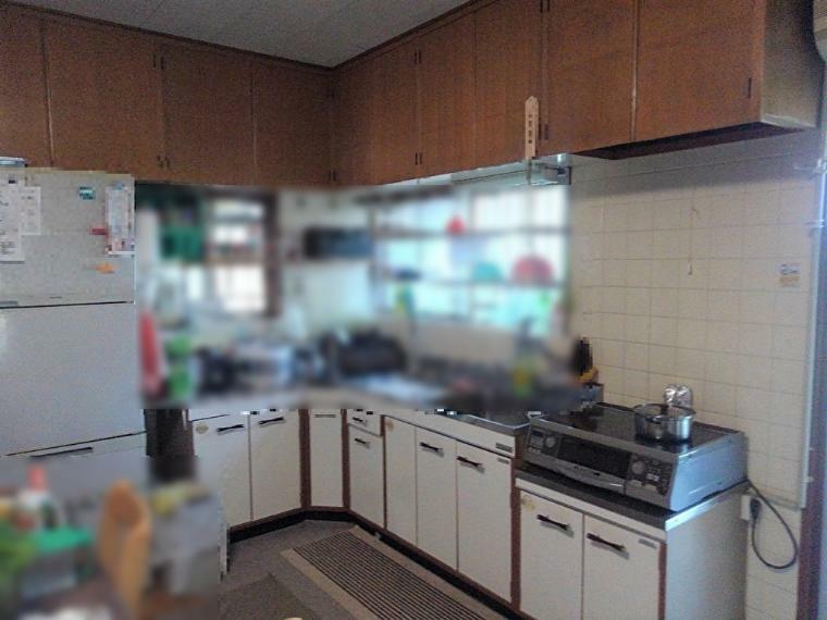 湿気や匂い対策も出来る窓際のキッチンです！