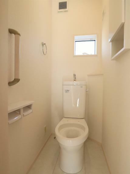 トイレ 【2号棟】ウォシュレットトイレ（1F、2F）壁面収納
