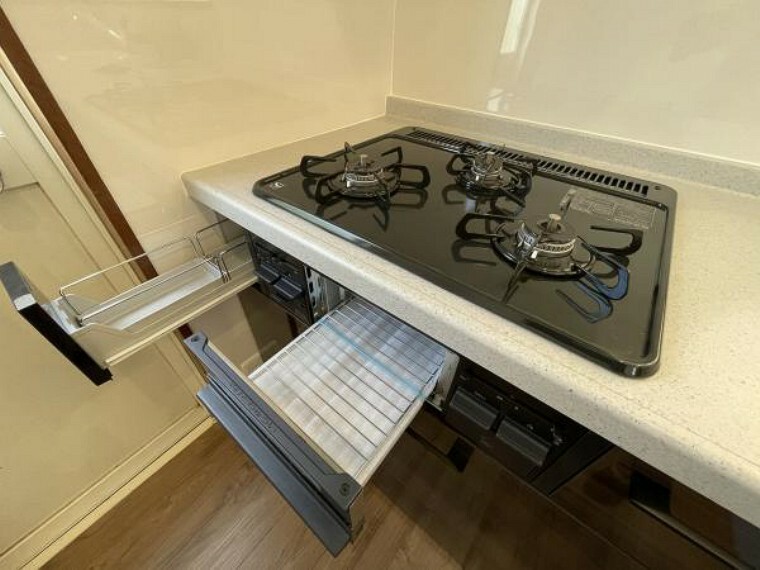 【設備】新品交換したキッチンは3口コンロで同時調理が可能。大きなお鍋を置いても困らない広さです。お手入れ簡単なコンロなのでうっかり吹きこぼしてもお掃除ラクラクです。