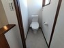 トイレ 【リフォーム済/2階トイレ】LIXIL製に新品交換。壁天井クロス張替え、床クッションフロア、照明器具も新品交換しました。