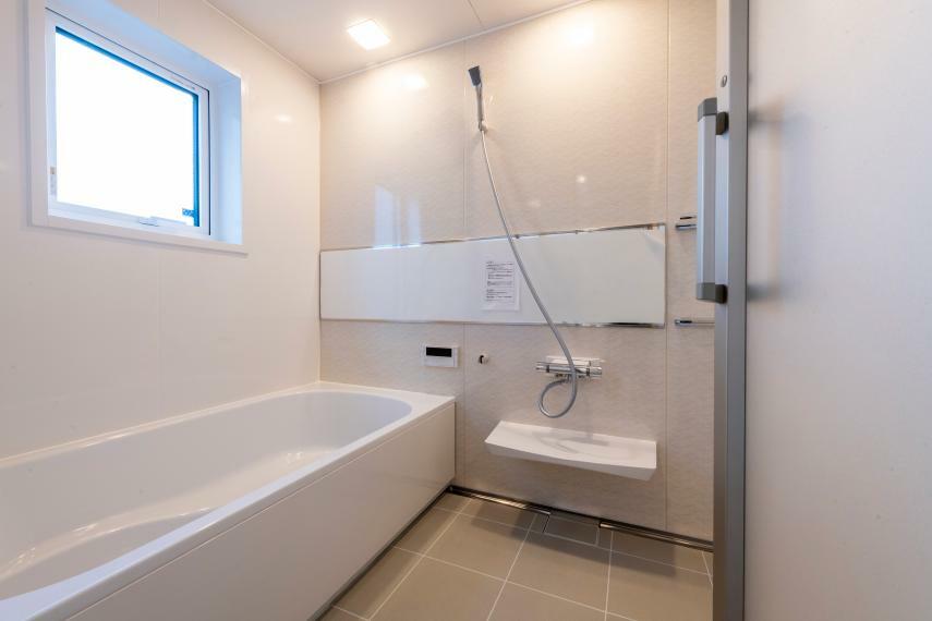 浴室 白を基調とした明るく清潔感のある浴室。半身浴やお子様を座らせられるステップ付きの浴槽で、快適なバスタイムを過ごせます。