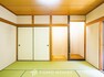 和室 洋室とはまた違った良さと味わいがある和室。畳の香りに癒され、和の空間を感じることのできる落ち着きある一部屋です。