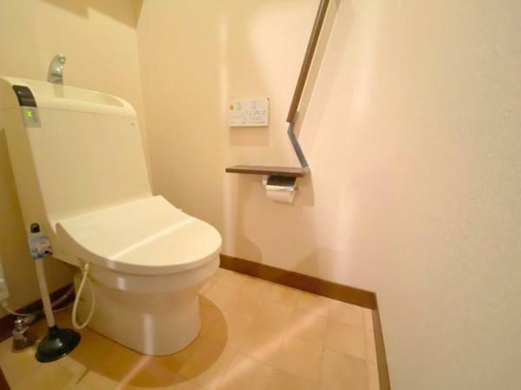 トイレ 【トイレ】温水洗浄機能付きで快適にご使用いただけるトイレ 手すり付きで安全にご使用いただけます