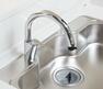 「タッチレスシャワー水栓」 センサーに手をかざすだけで吐水・止水ができる、キッチン用タッチレス水栓を採用。ホースを引き出せば、ハンドシャワーに早変わりします。