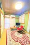 和室は畳の断熱効果が高いので、夏は涼しく冬は暖かく過ごせます。また閑静な住宅地なので、周囲の騒音も少なく、落ち着いた雰囲気です。