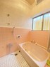 浴室 ピンクのかわいらしい雰囲気です。広さも十分ですのでゆったりお風呂に入れます。浴室冷暖房機と追焚機能もついています