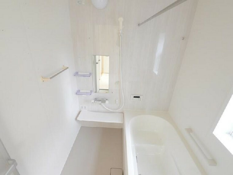 下触町1区画　浴室・・・浴槽はエコベンチとなっており、節水効果がございます。半身浴やお子様とのご入浴にも便利です。