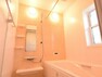 松原3丁目　B号棟　浴室・・・1坪タイプの浴室は、入浴以外にも様々な使用方法があります。浴室換気乾燥暖房機が付いているので、暖房であたたかく快適に入浴したり、使用後に乾燥機を付けてカビを防いだりもできて浴室を清潔できれいに長く使用することができます。