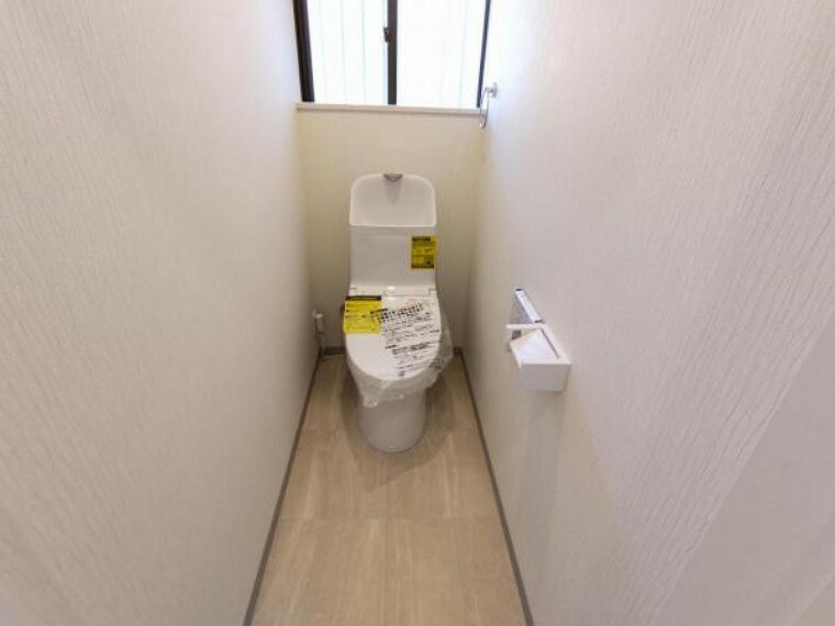 トイレ 【リフォーム済】トイレは気持ち良くお使い頂く為、新品の便器・便座に交換しました。もちろん温水洗浄付き便座ですので、季節を問わず快適です。床・天井・壁クロス張り替えしました。