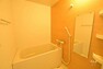 浴室 浴室［2021年10月4日撮影］温かみのある落ち着いた色合いです。角に収納があるので、洗い場がすっきりしています。