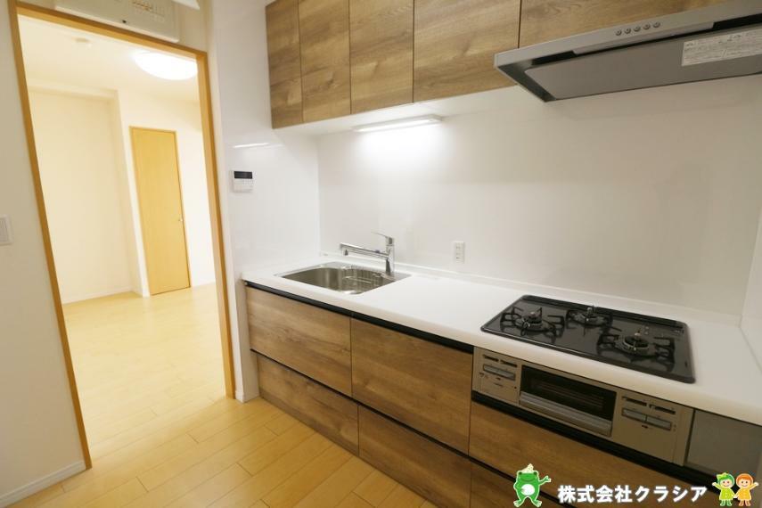 キッチン 3.3帖のキッチンスペース。部屋の端に位置する壁付けキッチンは、オープンキッチンよりも部屋の中を広く見せる効果も持っています（2021年10月撮影）