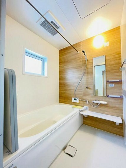 浴室 【浴室】浴槽は保温に優れているので節水や光熱費の節約にもなる省エネ仕様です。浴室の床は水はけが良く滑りにくく乾きやすい設計です！お子様も安心！