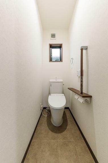 トイレ 温水洗浄便座付きのトイレ。各階にトイレが設置されていることで、忙しい朝も混雑することなくスムーズにご使用いただけます。
