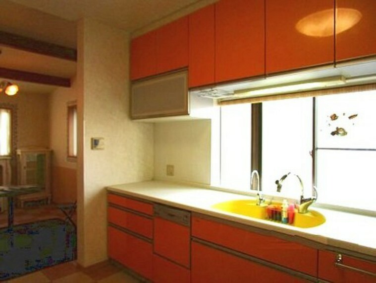 キッチン キッチンは前面に窓があり明るく換気も良好です。