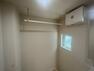 ランドリースペース 洗面室には、室内物干しスペースと除湿機を標準設備！