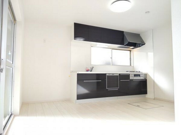キッチン 【リフォーム済】白を基調とした空間にダークブラウンのキッチンが映えますね。