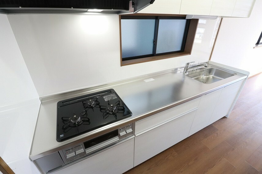 キッチン 2021年9月リフォーム済。3口コンロを使用したキッチンは、調理の時短が可能です。