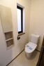 トイレ 収納棚のあるトイレは、紙の備蓄等に便利です。掃除グッズのストックもたっぷり収納！