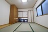 和室 一階6帖居室。吊り収納のため窓を二面に設置することができます。通風良好　
