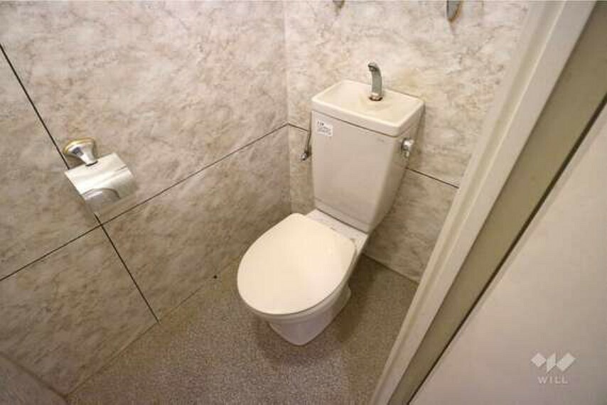 トイレ トイレは個性的な模様の貼り紙になっています。上部には棚が付いているので、収納スペースとして役立ちそうです。ちょっとした飾りもできそうですね。