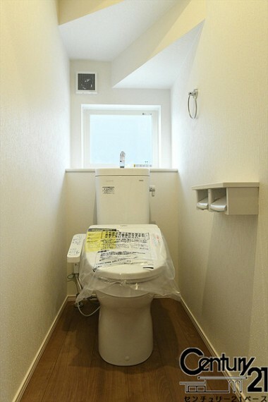 トイレ ■現地撮影写真■1階はウォシュレット付き！フチなし＆くるっと洗浄でお手入れもしやすいです！