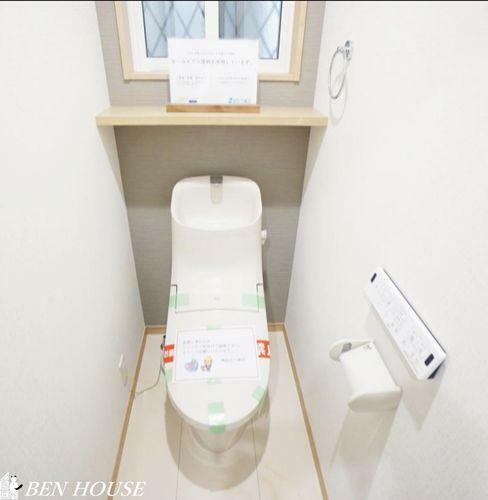 トイレ 温水洗浄便座（同仕様参考写真）・トイレットペーパーの使用回数を減らせる温水洗浄便座付きトイレ。年中温かく、季節を問わず快適に座ることができます。
