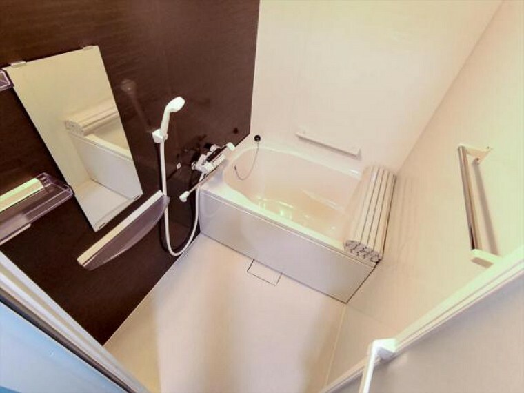 浴室 （リフォーム済）浴室は新品のユニットバスに交換しました。温度を設定したら、湯はりがリモコンで操作できて、家事の合間にお風呂の用意もできますよ。
