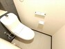 トイレ （リフォーム済）トイレは天井・壁のクロスを貼り替え床を水に強くお手入れしやすいクッションフロア貼りにしました。温水洗浄付き便器に交換も行い清潔に仕上げています。