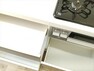 キッチン （リフォーム済）新しく設置したキッチンの収納部は奥の物も取出しやすいスライド式キャビネットです。引出下部はレール付きで重いお鍋を入れても開け閉めしやすいですよ。