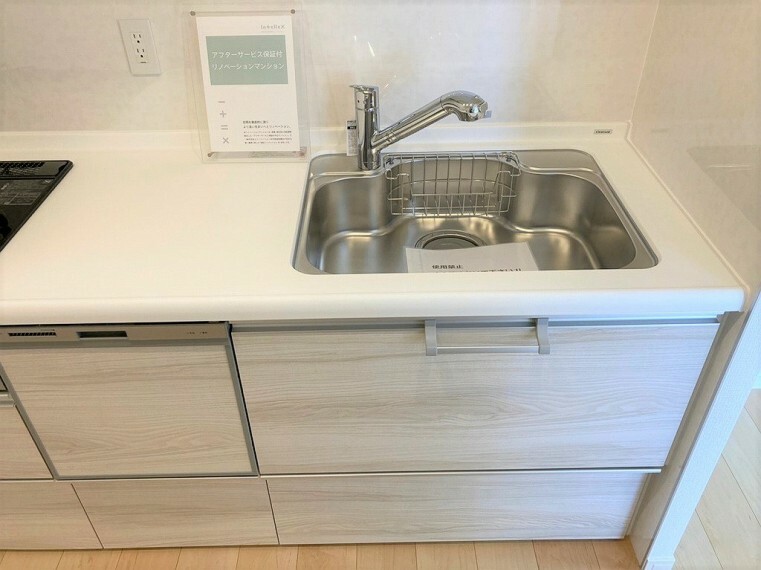 キッチン 広めのシンクで洗い物もしやすいですよ！引き出し式のシャワーヘッドになっているのでシンクのお掃除も楽々　手元で切り替えができる浄水器を内蔵！
